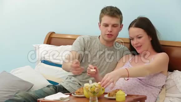 家庭早餐在床上视频的预览图