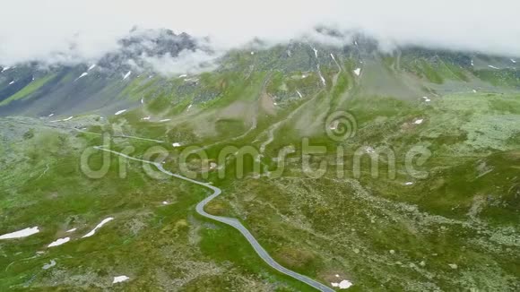 瑞士阿尔卑斯山的空中FlAela景观视频的预览图