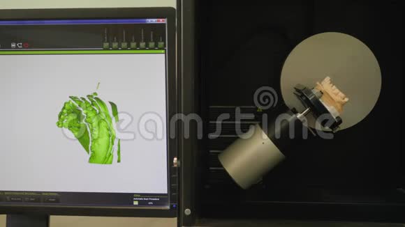 医学实验室现代丹蒂斯特仪器扫描人造颚并在电脑显示器上显示视频的预览图