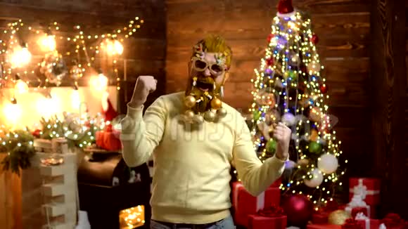 新年派对和留胡子的嬉皮士玩得很开心有趣的人圣诞节圣诞装饰品帅气时尚的大胡子男视频的预览图