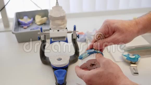 牙齿矫正牙科医生用白色和蓝色的特殊塑料块做修复术视频的预览图