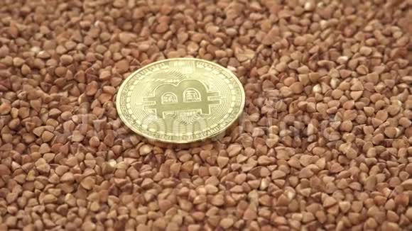 荞麦谷物与数字加密货币比特币旋转在转盘上顶部视图视频的预览图