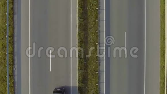 公路的鸟瞰图视频的预览图
