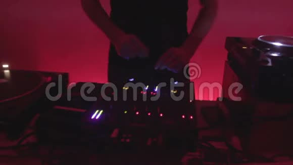 缩小DJ的双手调整控制在俱乐部的比赛记录视频的预览图