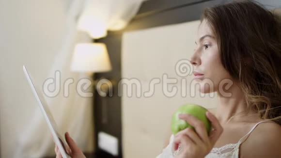 有平板电脑和一个苹果的女人视频的预览图