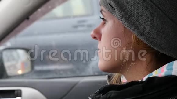 乘客在车里旅行的悲伤女孩慢动作视频的预览图