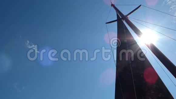 黑帆在蓝天的风中摇曳视频的预览图