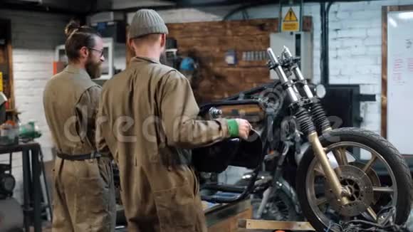 修理自行车两个留着胡子的男人正在制造定制摩托车视频的预览图