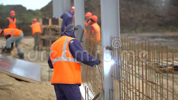 金属结构焊接工人焊工男工焊接新楼钢梁结构视频的预览图