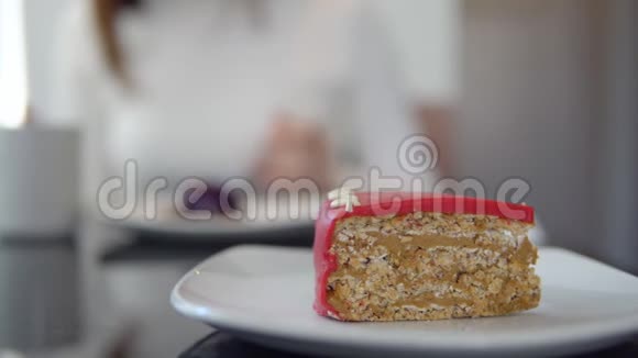 美味的甜点模糊的年轻女人喝咖啡在咖啡馆里吃蛋糕视频的预览图