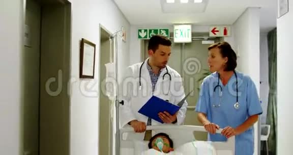医生们一边讨论医疗报告一边催促急诊室的病人视频的预览图