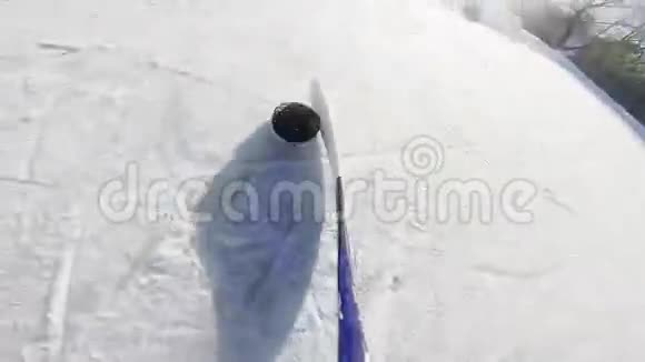 冰上曲棍球用棍棒和冰球视频的预览图