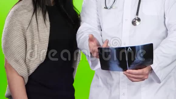 临床医生的病人显示x光照片绿色屏幕视频的预览图