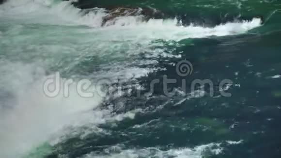 莱茵河的水就在莱茵瀑布的上方视频的预览图