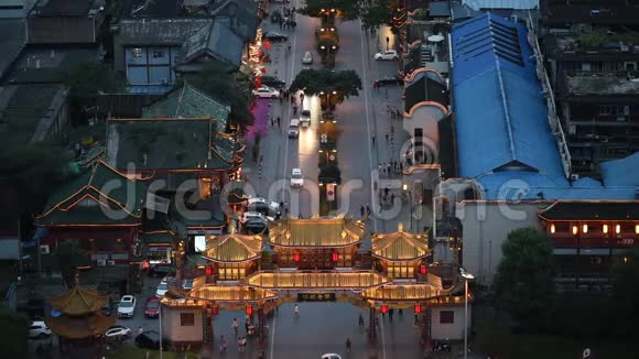 秦太鲁中国传统大门夜间照明视频的预览图