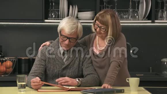 年长夫妇看着旧相册视频的预览图