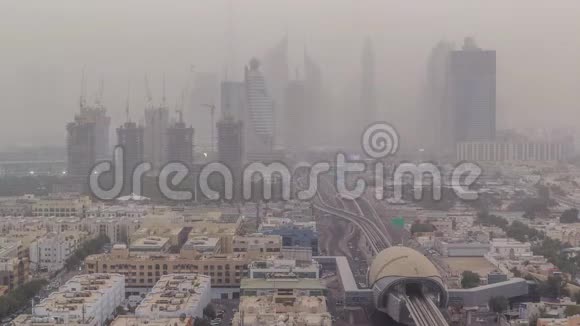白天到夜间沙尘暴期间迪拜城市景观视频的预览图