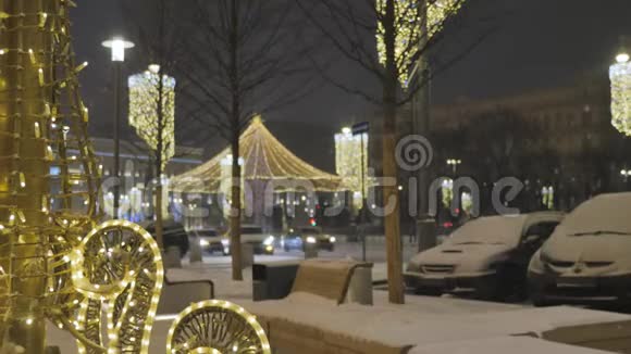 圣诞节装饰特写在背景中汽车失去了焦点人们正在行走喜庆的气氛视频的预览图