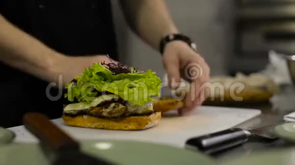 厨师做三明治视频的预览图