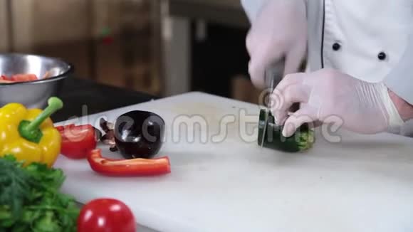 厨师的手在船上切新鲜蔬菜烹饪过程视频的预览图
