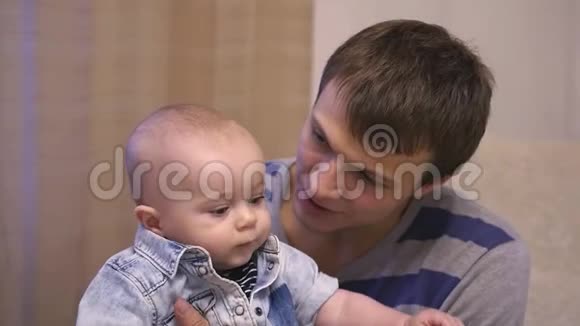 婴儿在他父亲的手中他正在和他说话慢动作1920x1080全高清视频的预览图