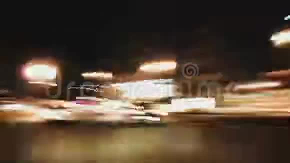 夜间巴塞罗那城街道上的公路抢车视频的预览图