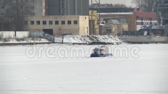 在冰冻的河流视频中移动的小型气垫船视频的预览图