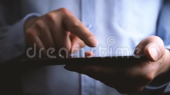 商人用智能手机特写视频的预览图