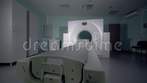 一家现代化医院的核磁共振CTPET扫描仪视频的预览图