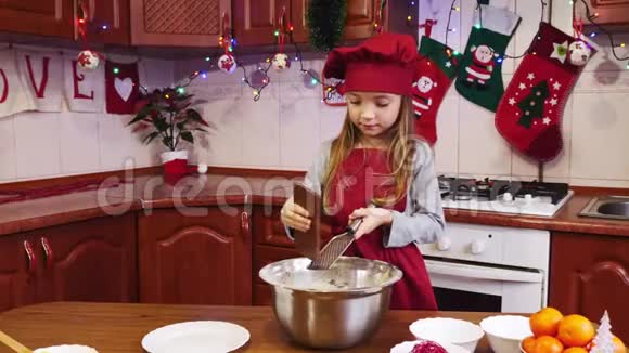 一位可爱的女厨师把巧克力磨成碗视频的预览图
