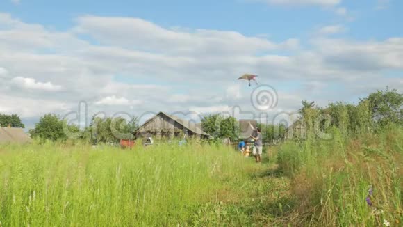幸福的一家人带着绿色草地上的风筝跑到镜头前妈妈爸爸和宝宝两年夏天视频的预览图