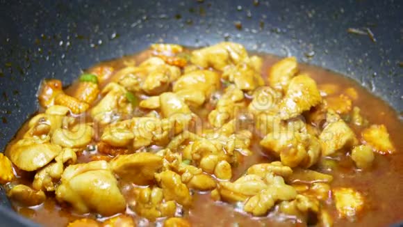 将甜罗勒甜椒放入黑铁氟龙锅中用以炒鸡肉玉米片和长豆角香料咖喱视频的预览图