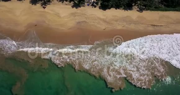 沙滩和海浪的热带景观视频的预览图