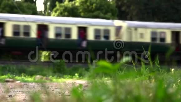 旅客列车通过视频的预览图