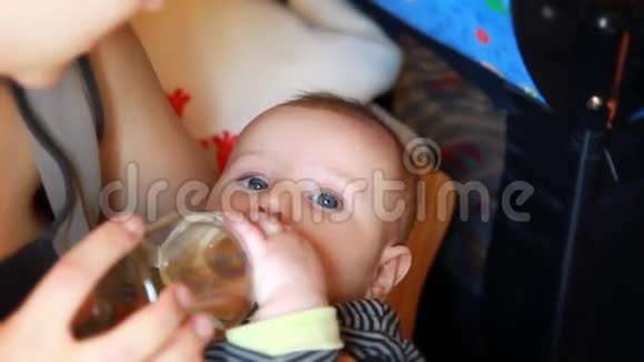 小宝宝喝酒视频的预览图