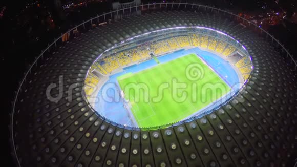 从鸟瞰大型足球场体育场体育视频的预览图