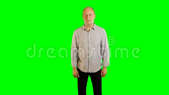 微笑的成年男子在绿色屏幕上显示手势上半场模特男子演播室拍摄手势视频的预览图