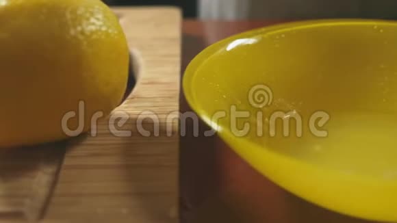 苏打水浸在柠檬汁里特写镜头4k多莉镜头视频的预览图