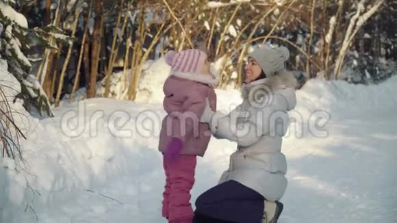 妈妈和女儿冬天在郊区拥抱视频的预览图
