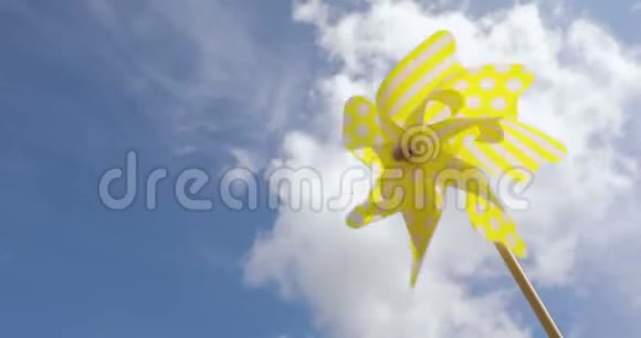 黄色风车玩具对抗蓝天夏季概念视频的预览图
