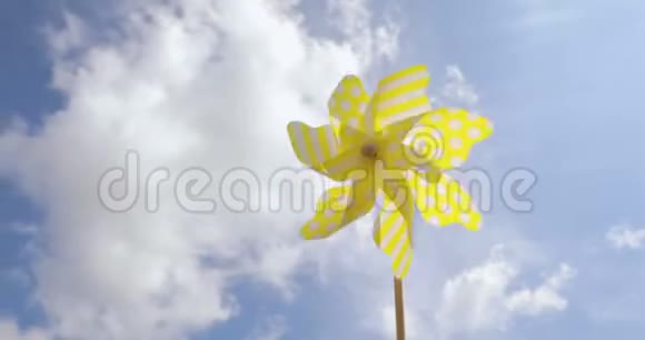 黄色风车在蓝天上随风旋转夏季概念视频的预览图