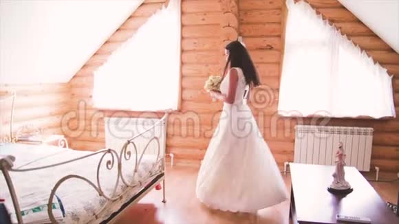 穿白大褂在木屋里的新娘视频的预览图