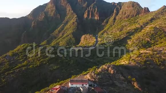 从马斯卡的岩石和蜿蜒的道路的高度看日落特内里费加那利群岛西班牙视频的预览图