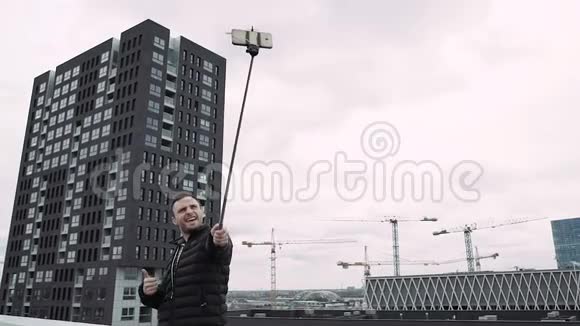 大胡子男人在城市的背景下自拍高清高清视频的预览图