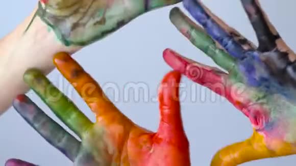 创意概念彩绘双手欢快地移动手指视频的预览图