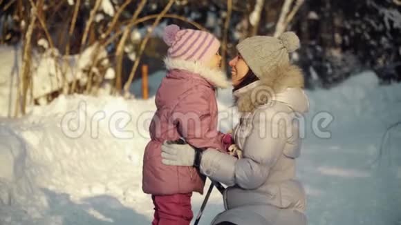 妈妈和女儿冬天在郊区拥抱视频的预览图