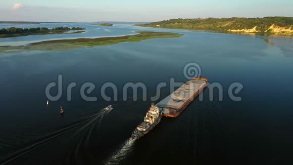 中欧夏季中河带干货驳船的空中视频河流推船视频的预览图
