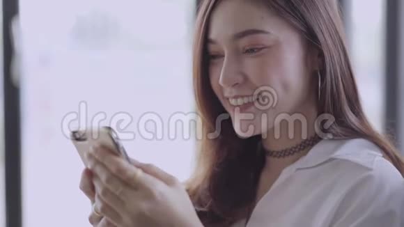 女人用智能手机社交网络视频的预览图