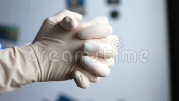 特写镜头显示医生双手他戴上手套视频的预览图