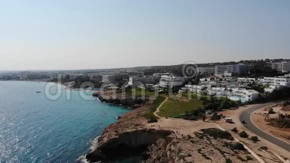 塞浦路斯海景中的岩石视频的预览图